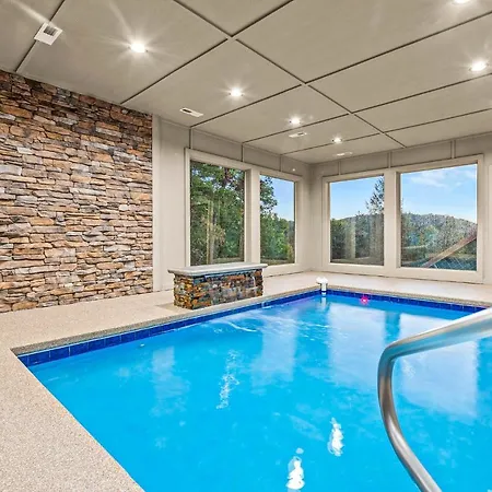 Overlook Swim Lodge: Mountain Retreat with Indoor Pool & Entertainment